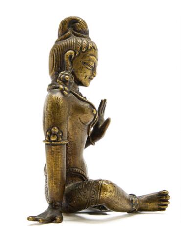 An Indian bronze figure of a seated woman. 19th century. H. 8.5 cm