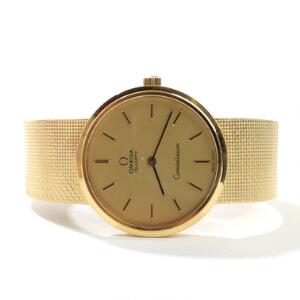 Omega Herrearmbåndsur af 18 kt. guld. Model Constellation. Quartzværk. Kassediam. 34 mm. 1980.