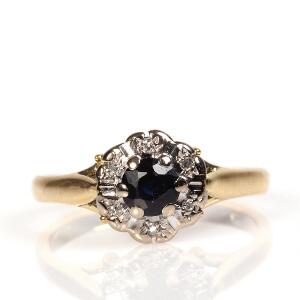 Safir- og diamantring af 18 kt. guld- og hvidguld prydet med facetslebet safir omkranset af brillantslebne diamanter. Str. 51.