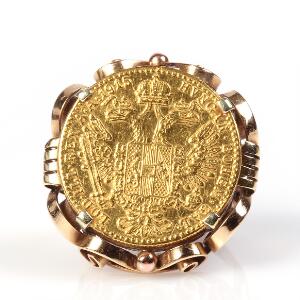 Doktorring af 14 kt. guld prydet med østrisk mønt af 21,6 kt. guld. Vægt ca. 7,7 gr. Str. 48.