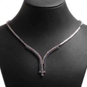 Safir-og diamanthalskæde af 18 kt. hvidguld prydet med talrige facetslebne safirer og brillantslebne diamanter. L. ca. 46 cm. Vægt 34 gr.