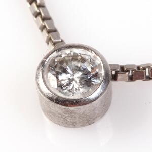 Diamantvedhæng med kæde af 18 kt. hvidguld prydet med brillantslebet diamant på ca. 0.40 ct. L. 42 cm.