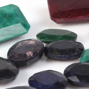 Samling af uindfattede smykkesten i forskellige slibninger, bestående af safirer, smaragder og en rubin. 2012. 21