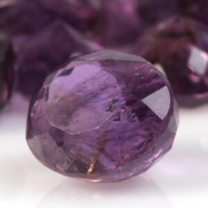 Samling af uindfattede, ovale facetslebne ametyster. 2012. 34