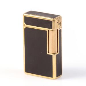 S. T. Dupont Lighter af lak H. ca. 5,5 cm. B. ca. 3 cm. V. 102 gr.