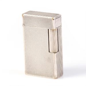 S. T. Dupont Lighter H. ca. 6,5 cm. B. ca. 3 cm. V. 101,7 gr.