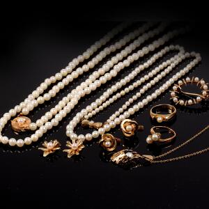 Samling perlesmykker af 14 kt. guld bestående af halskæde, ringe, ørestikker, øreclips og broche prydet med kulturperler. Perlediam. ca. 0,3-0,7 cm. L. 11