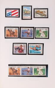 USA. Samling i 4 fyldte bind med klassiske udgaver, miniark og hæfter. Stort pålydende i den nyere del fra 1976 til 1996 Se fotoudsnit