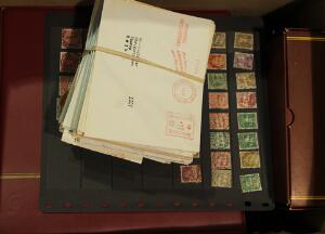 Kasse. Med diverse album, frimærker m.m.