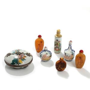 Seks orientalske snusflasker af porcelæn, ben og glas samt lågkrukke af porcelæn, dekoreret med erotiske motiver. 21. årh. Snusflasker H. 5,8-11. 7