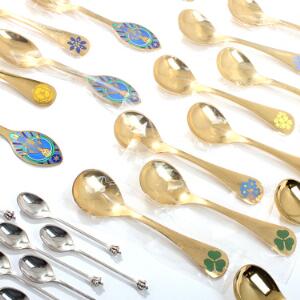 Georg Jensen, A. Michelsen m.fl. En samling jule-, års- og mokkaskeer af delvis forgyldt sterlingsølv. 33