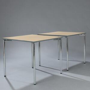 Four Design To kvadratiske spiseborde med plade af fineret ahorn, ben af forkromet metal. H. 73. B.L. 80 cm. 2