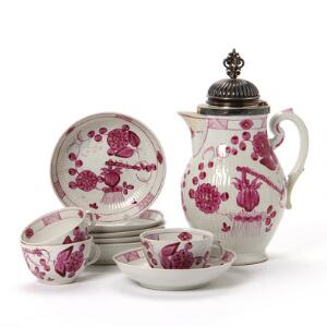 Kaffekande, tre kopper og seks underkopper af porcelæn, dekorerede i purpur og guld med blomster. Mærket W. Antagelig Berlin 18. årh. 10