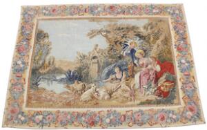 Vægtæppe i bemalet Gobelin stil, dekoreret med unge kvinder og mand ved fontaine samt dyr ved sø. 21. årh. 184 x 240.