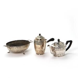 Tre dele korpus sølv, bestående af lille tekande, kaffekande og øreskål. Aage Steffensen, 20. årh.s begyndelse. Vægt inkl. håndtag 984 gr. 3