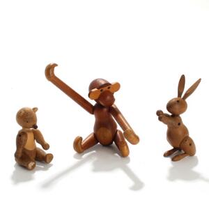 Kay Bojesen Abe, kanin og bjørn. Tre figurer af hhv. patineret teaktræ, egetræ og ahorn. H. 12,5-18,5. 3