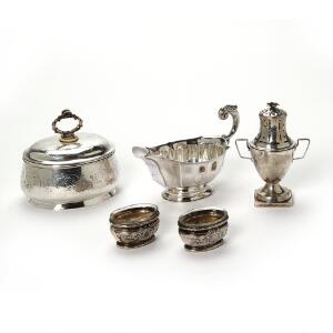 En samling sølv effekter, bl.a. Louis XVI strøbøsse. 19.-20. årh. Vægt 614 gr. H. 3,5-12,5 cm. 5