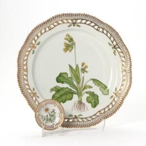 Flora Danica rundt fad af porcelæn med gennembrudt bort samt kuvertaskebæger, dekorerede i farver og guld med blomster. Royal Copenhagen. Diam. 7,5,30 cm. 2