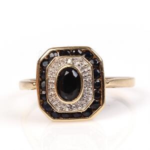 Safir- og diamantring af 9 kt. guld prydet med facetslebne sorte safirer og brilliantslebne diamanter. Str. 58.