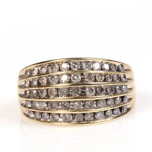 Diamantring af 10 kt. guld prydet med brilliantslebne diamanter. Str. 54.