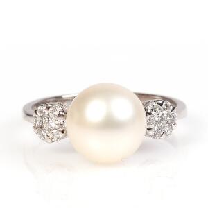 Perle- og diamantring af 14 kt. hvidguld prydet med Southsea perle flankeret af brilliantslebne diamanter. Str. 53.