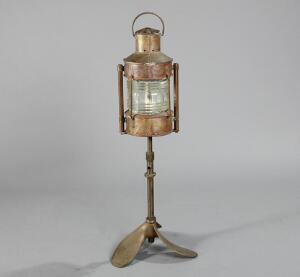 Skibslanterne af kobber, monteret på stamme med fodstykke i form af skrue. 20. årh. H. 112.