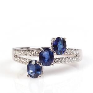 Safir- og diamantring af 14 kt. hvidguld prydet med facetslebene safirer flankeret af talrige brilliantslebne diamanter. Str. 54,5.