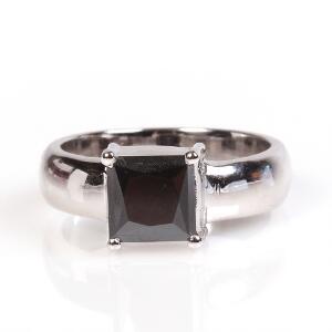 Diamantring prydet med prinsessesleben sort diamant på ca. 1.34 ct. Str. 52. Certifikat medfølger. 2012.