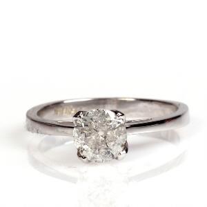 Diamant solitairering af 18 kt. hvidguld prydet med brillantslebet diamant på ca. 1.02 ct. Str. 54. Ca. 2008.