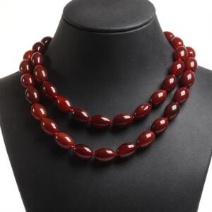 Agatsmykkesæt bestående af halskæde og ørestikker prydet med perler af cabochonslebne røde agater. L. ca. 87 cm. 3