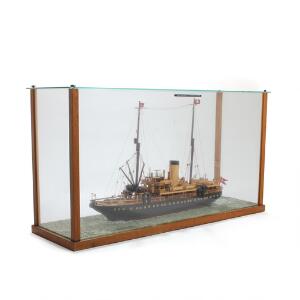 S.S. Edouard Suenson. Model af kabeldamper af træ i tilhørende montre. 20. årh.s midte. H. 46. L. 87. B. 27.