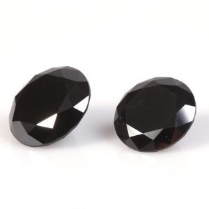 To uindfattede runde brillantslebne sorte diamanter på i alt ca. 35.94 ct. 2012. 2