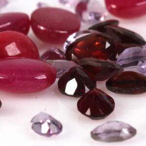 Samling uindfattede smykkesten bestående af cabochonslebne rubiner samt facetslebne ametyster og granater. Ca. 2012. 50