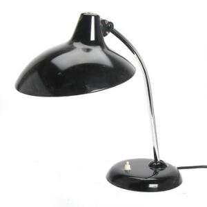 Christian Dell Kaiser. Sortlakeret bordlampe med forkromet stander. Udført hos Thorn EMI. H. 42