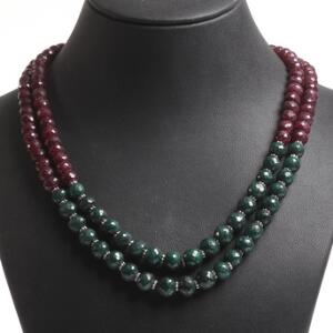 Rubin- og smaragdsmykkesæt bestående af dobbeltradet halskæde, armbånd og et par ørestikker, alle prydet med facetslebne rubiner og smaragder. 4