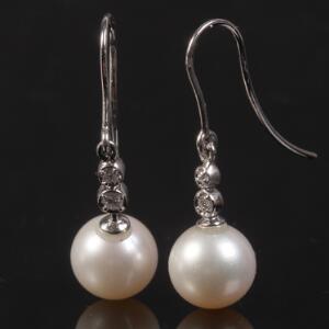 Et par perle- og diamantørestikker af 14 kt. hvidguld hver prydet med Southsea perle og brilliantslebne diamanter. Perlediam. ca. 1 cm. L. ca. 3 cm. 2