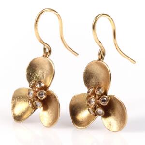 Et par diamantørestikker af 14 kt. satineret guld hver i form af blomst prydet med talrige rosenslebne diamanter. L. 3,3 cm. Ca. 2005. 2