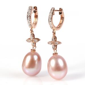 Et par perle- og diamantørestikker af 14 kt. pink guld hver prydet med rosa ferskvands kulturperle og brillantslebne diamanter. perlediam. ca. 1 cm.