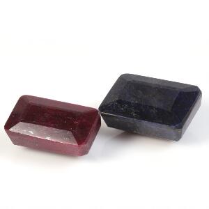 To uindfattede smykkesten, bestående af smaragdsleben safir og smaragdsleben rubin. Certifikater medfølger. 2012. 2