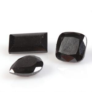 Tre uindfattede sorte diamanter, en dråbeformet facetsleben på ca. 2.70 ct., en cushionsleben på ca. 4.53 ct. og en radiantsleben på ca. 3.45 ct. 3