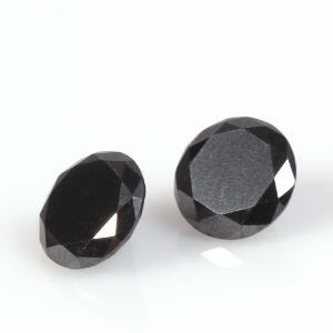 To uindfattede, runde facetslebne sorte diamanter på henholdsvis ca. 1.84 ct. og 1.94 ct. I alt ca. 3.78 ct. Certifikater medfølger. 2012. 2