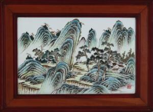 Fire kinesiske plaketter af porcelæn dekorerede i farver med landskabscenerier, i rammer af træ. 20. årh. Billede 25 x 40 cm.