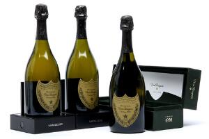 2 bts. Champagne Dom Pérignon, Moët et Chandon 2000 A hfin.  etc. Total 3 bts.