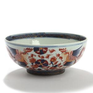 Kinesisk Imari skål af porcelæn, dekoreret med powder blue og scene i form af fugl Fønix, der jagter perlen. Kanxi bundmærke. H. 13. Diam. 31,5.