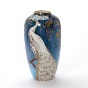 Vase af porcelæn dekoreret i guld og farver med påfugl på blå grund. Bavaria Germany. H. 31 cm.