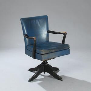 Ubekendt designer Armstol opsat på drejestel af sortlakeret træ. Sæde og vipperyg betrukket med blåt farvet skind.