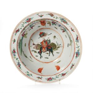 Vaskefad af porcelæn, dekoreret i farver med legende børn, blomster og bladværk. Kina 19. årh. Diam. 30 cm.