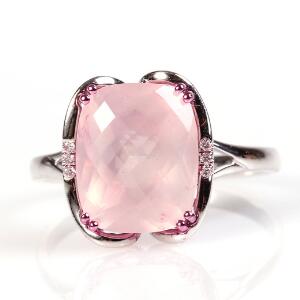 Rosenkvarts- og diamantring af 14 kt. hvidguld prydet med facetslebet rosenkvarts og brilliantslebne diamanter. Str. 54. Ca. 2003.