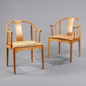 Hans J. Wegner Kinastol. Et par armstole af kirsebærtræ, løs hynde med dybthæftet patineret lyst skind. 2