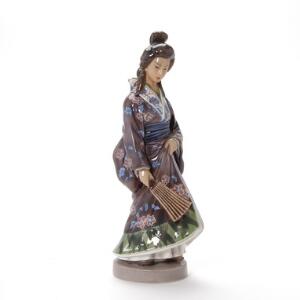 Jens Peter Dahl-Jensen Japanerinde figur af porcelæn, dekoreret i underglasur farver, stående i kimono med vifte. 1159. Dahl-Jensen. H. 35 cm.